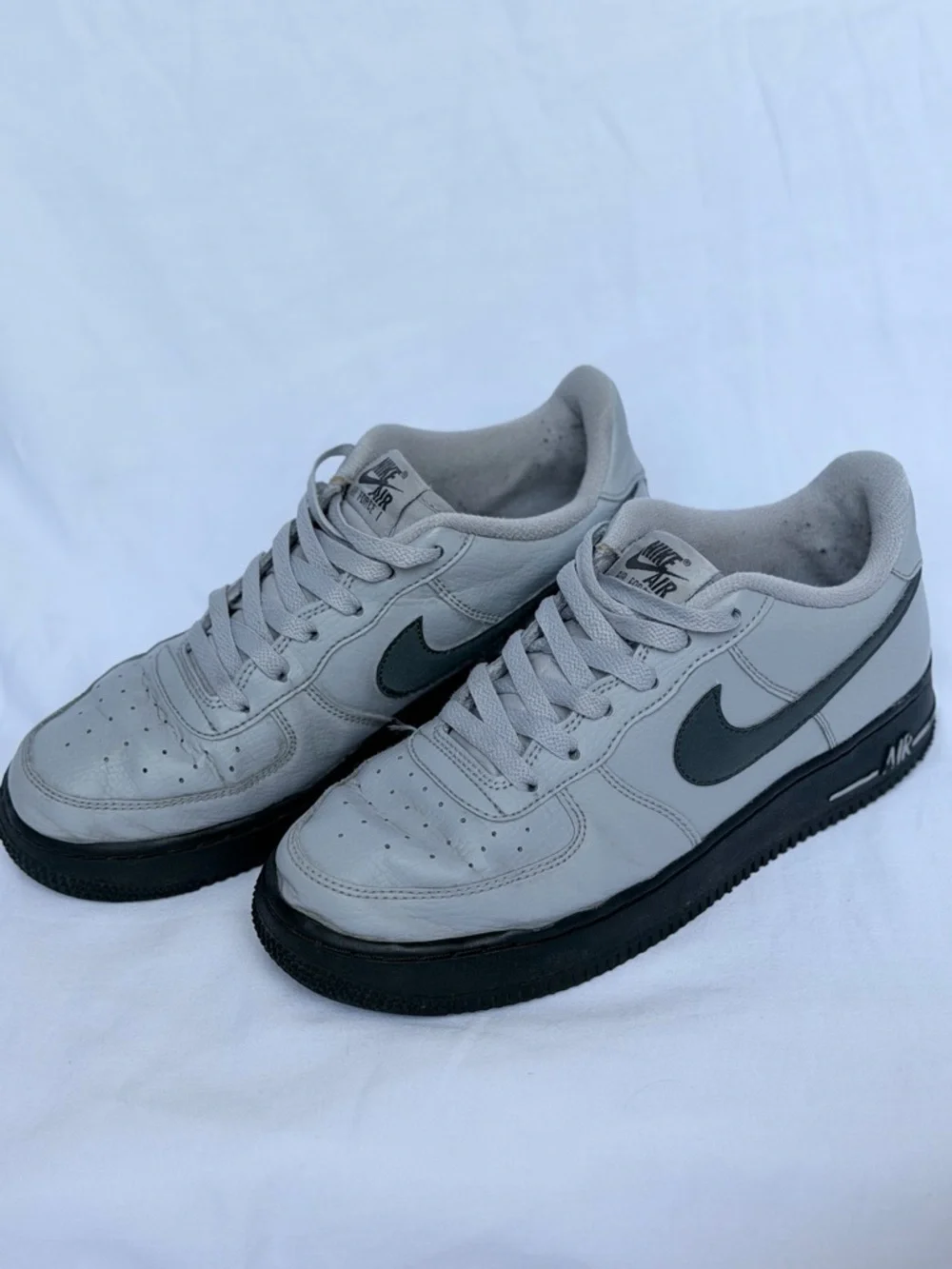 Nike Kids Air Force 1 Sneakers in Light Gray and Black
